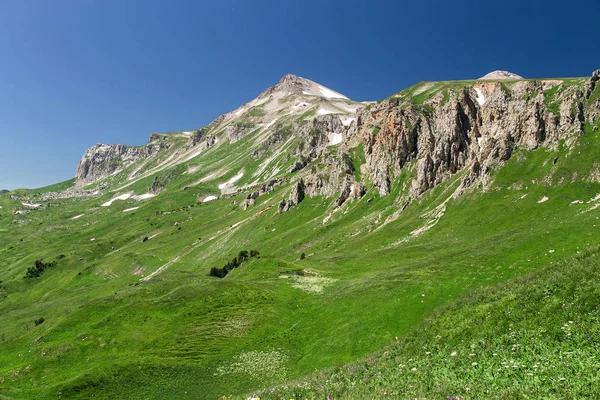 Het beroemde Lago-Naki plateau met eindeloze velden gras in de zomer in de Westelijke Kaukasus — Stockfoto