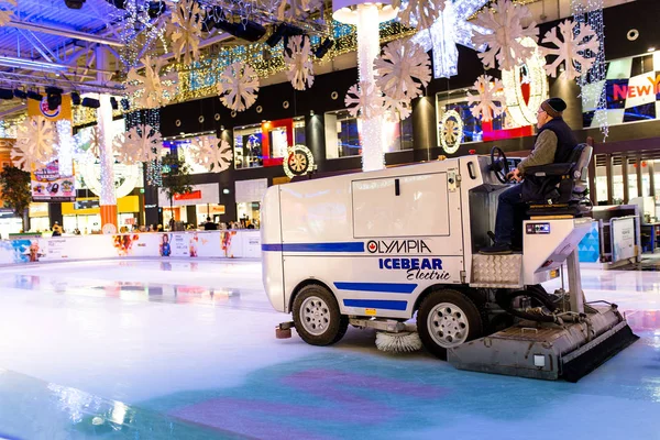 UFA, RUSIA - DIC 02: La pista de hielo en el centro comercial "Mega". Preparación de la máquina de hielo en diciembre 02, 2016 en Ufa . —  Fotos de Stock