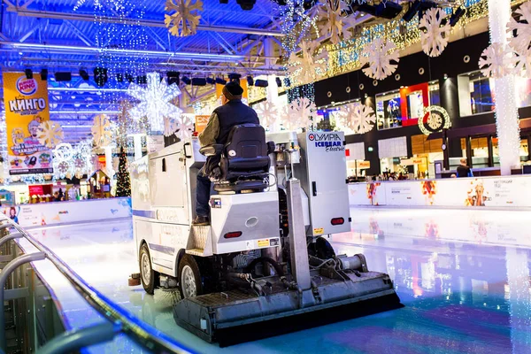 यूएफए, रूस डीईसी 02: शॉपिंग सेंटर "मेगा" में आइस रिंक। उफा में 02 दिसंबर 2016 को बर्फ मशीन की तैयारी . — स्टॉक फ़ोटो, इमेज