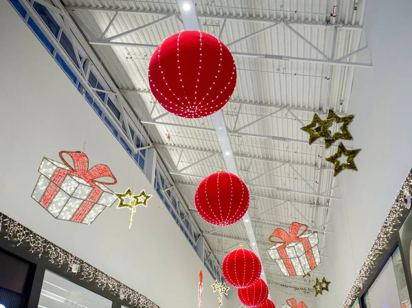 Centro comercial en el techo colgando vacaciones decoración de Navidad —  Fotos de Stock