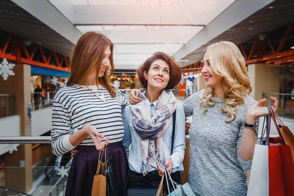 Grupo de mujeres jóvenes con bolsas de compras en el centro comercial, decoradas para Navidad — Foto de Stock