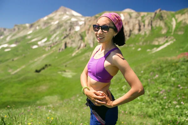 Mujer en un prado de montaña en verano en clima cálido . — Foto de Stock