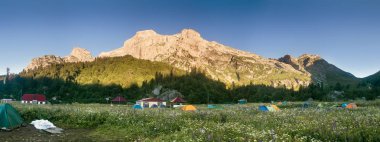 Panoramik sabah görünümünü kampı Fischt. Rusya, Caucasus