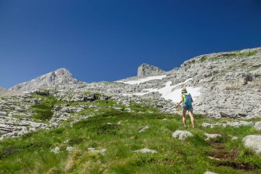 Trekking Polonyalılar ve sırt çantası bir dağın tepesinde ile kadın uzun yürüyüşe çıkan kimse