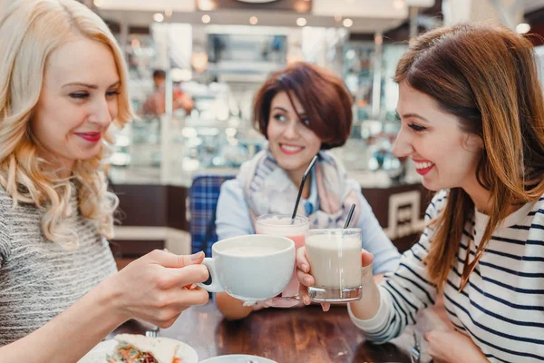 Tři mladé ženy kamarádky mají přestávku na kávu. Koncepce setkání s přáteli a socializace — Stock fotografie