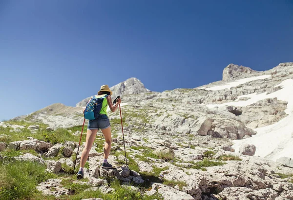 Nő halad, a dolomit-hegység sziklás felföld trekking. — Stock Fotó