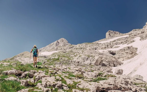Nő halad, a dolomit-hegység sziklás felföld trekking. — Stock Fotó