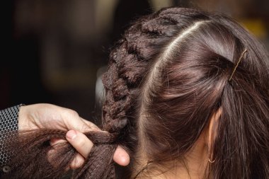 Kuaför Salonu uzun esmer saçlar bir örgü yapma Kuaför