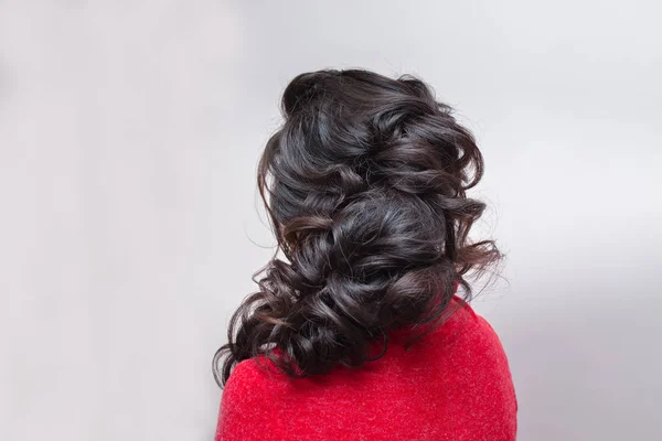 Wieczorem włosów stylizacja brunetka, widok z tyłu — Zdjęcie stockowe