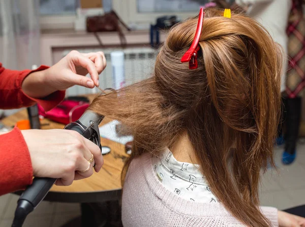 Cabeleireiro curling mulher cabelo com ferro elétrico curler tong. Cabeleireiro fazendo penteado mulher . — Fotografia de Stock