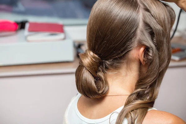 Close-up de mãos fazendo estilo de cabelo ondulado — Fotografia de Stock