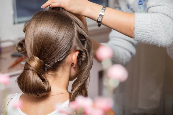 Linda menina de cabelo vermelho visitar salão de cabeleireiro e fazer à noite penteado encaracolado — Fotografia de Stock