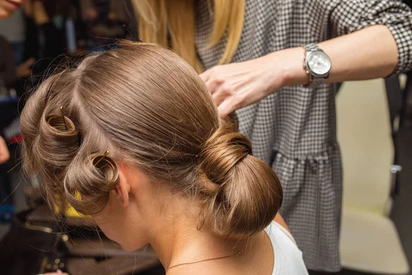 Closeup of hands doing wavy hair style — Stock Photo, Image