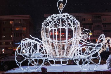 Ufa, Rusya Federasyonu - 3 Ekim 2016 atlar tarafından çekilen bir masal arabası şeklinde bir Garland sokaklarda Noel dekorasyonu