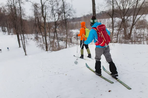 Langläufer mit Rucksack wandern und trainieren im Winterwald — Stockfoto