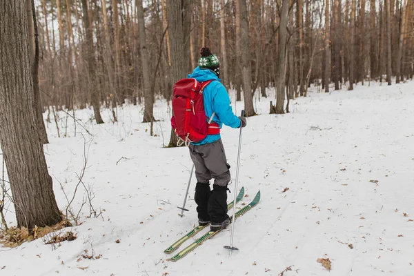 Sífutás téli erdőben. Közelkép a cipőt és a modern műanyag skiis. — Stock Fotó