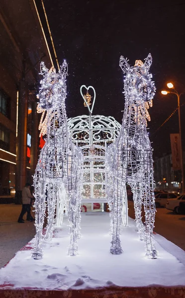 UFA, RUSSIE - 3 OCTOBRE 2016 Décoration de Noël dans les rues d'une guirlande en forme de chariot de conte de fées tiré par des chevaux — Photo