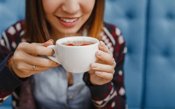Крупним планом портрет красивої брюнетки, яка тримає чашку з ранковим чаєм і п'є його — стокове фото
