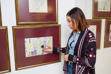Ufa, Rusya Federasyonu - 03 Aralık 2016: Dali ve Pablo Picasso civarındaki çağdaş sanat 