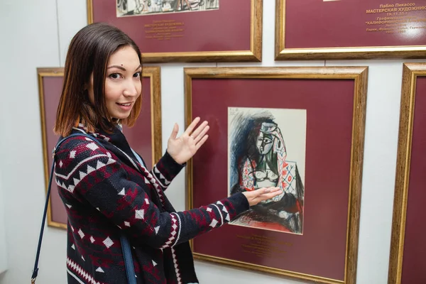 Ufa, Rusya Federasyonu - 03 Aralık 2016: Dali ve Pablo Picasso civarındaki çağdaş sanat 