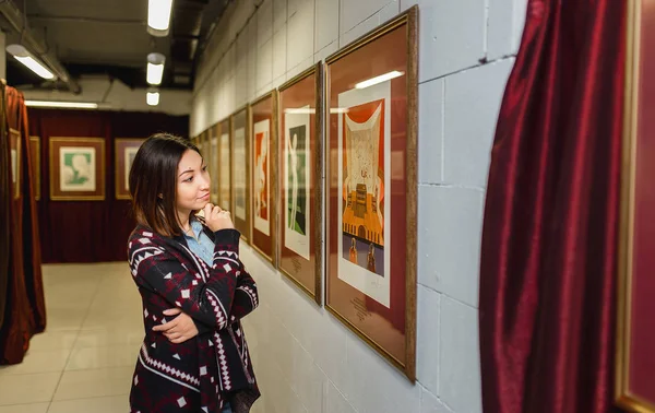 UFA, Ρωσική Ομοσπονδία - 03 Δεκεμβρίου 2016: Μια γυναίκα κοιτάζει τα σουρεαλιστικά έργα του Νταλί και ο Πικάσο Πάμπλο σε μια γκαλερί τέχνης στο κέντρο σύγχρονης τέχνης «σύννεφα" — Φωτογραφία Αρχείου