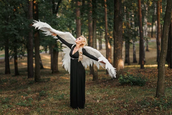 Ángel negro caído con alas en el bosque mágico. Mujer sexual — Foto de Stock