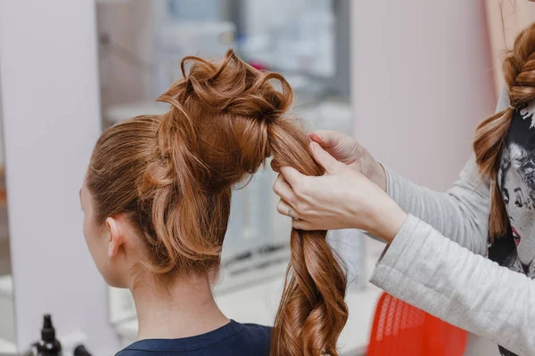 High Hairstyle creating process in hairdresser salon with elegant bun. Blonde and red hairs — Stock Photo, Image