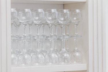 Bir sürü beyaz iç üst üste boş şarap bardakları