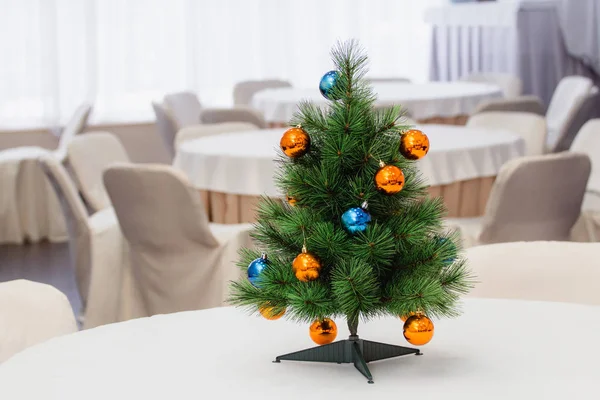 Petit sapin de Noël décoré sur table. Le concept de nouvelle année d'entreprise — Photo