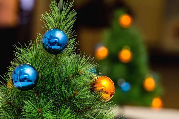 Decoraciones de bolas de Navidad colgando en el árbol de Año Nuevo con espacio para copiar —  Fotos de Stock