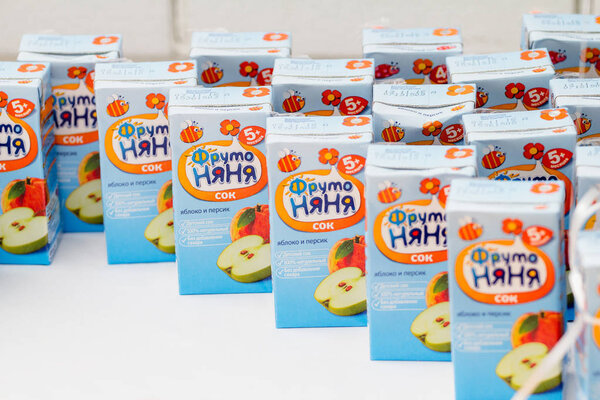 УФА, РОССИЯ - 11 ДЕКАБРЯ 2016: Сок детского питания в бумажной упаковке Фрутоняня
.