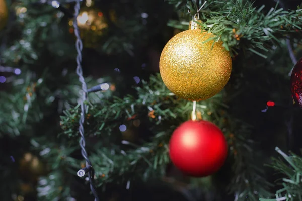 Bolas de Natal Decorações penduradas na árvore de ano novo com espaço de cópia — Fotografia de Stock