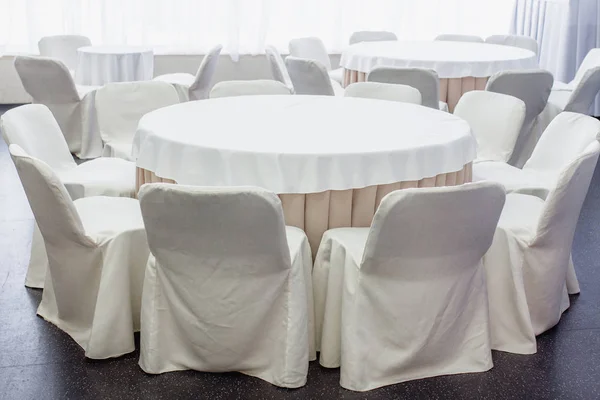 Une table vide dans la salle à manger avec nappe blanche — Photo