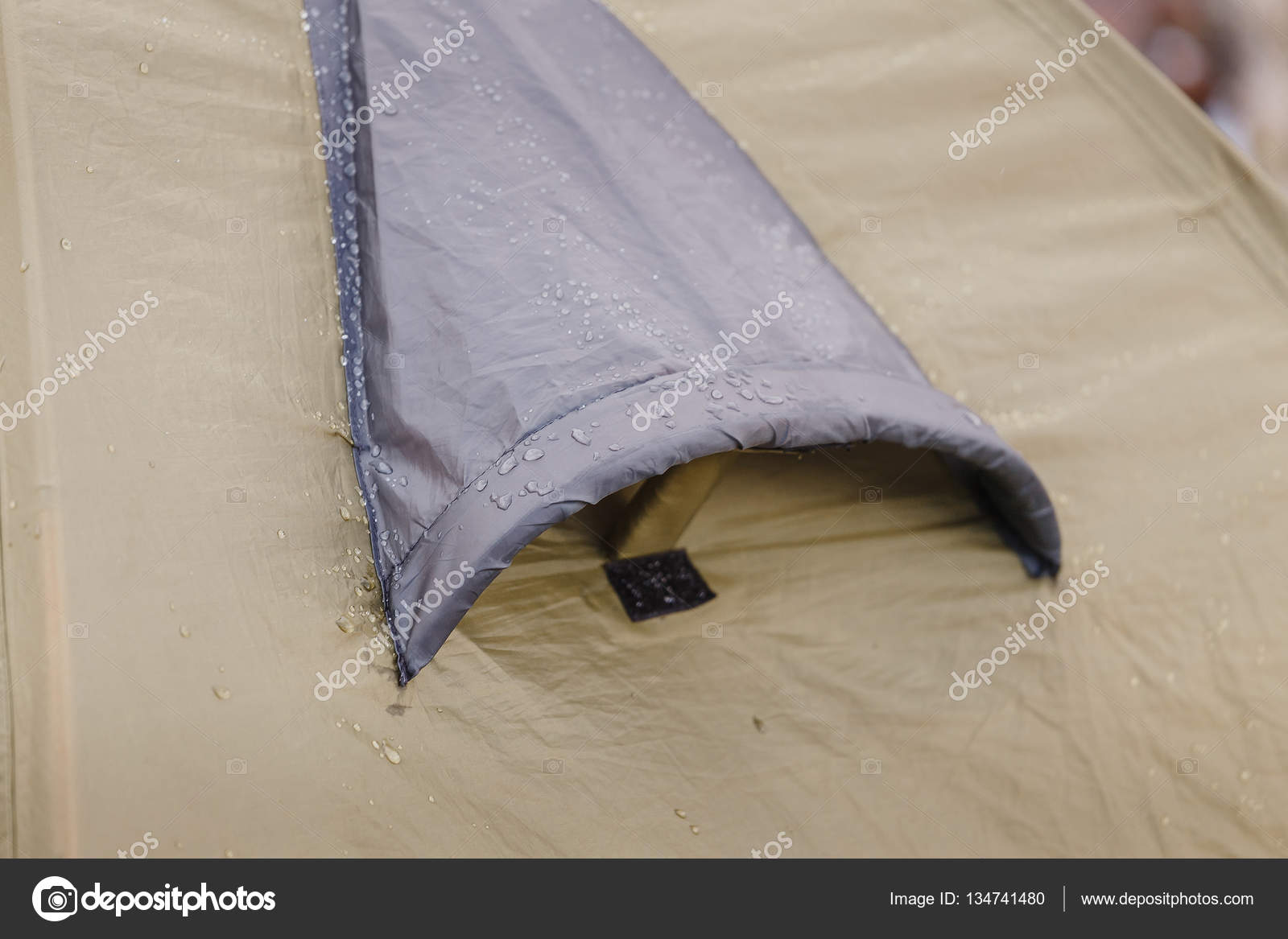 Defecte sterk schaamte Close up of camping tent ventilation window detail with rain drops. Concept  of waterproof cloth Stock Photo by ©frantic00 134741480