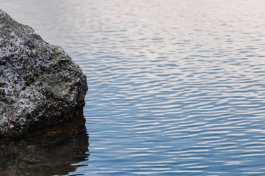 Minimalizm rock kopya alanı ile okyanusa