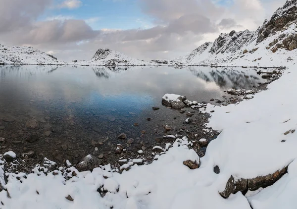 Bergpanorama Blick auf klare Hochland schneebedeckten See oder Fluss — Stockfoto