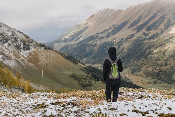 Uzun yürüyüşe çıkan kimse manzara sonbahar Dağları, arka görüş zevk sırt çantası ile — Stok fotoğraf
