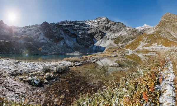 Lago alpino al atardecer en otoño. Arkhyz, Karachay-Cherkessia, Gran Cáucaso, Rusia . — Foto de Stock