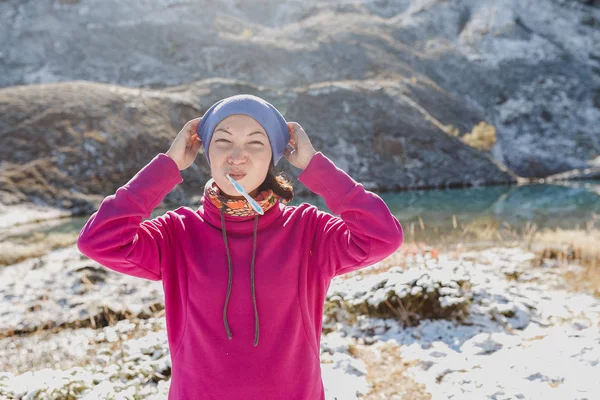 Portre yan görünüm fırçalarken dağ gölü, açık havada yürüyüş sırasında genç bir kadın. Kişisel Hijyen bir seyahat kavramı — Stok fotoğraf