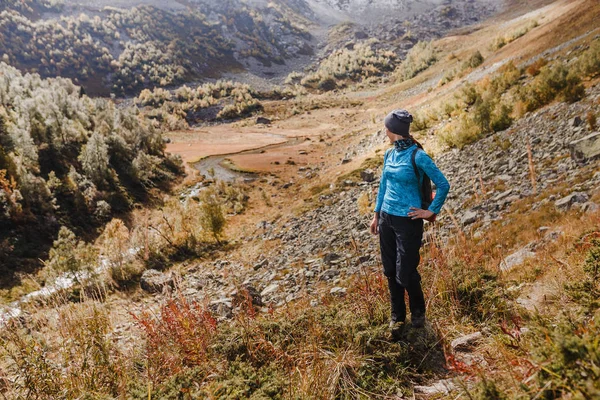Turysta z plecaka, ciesząc się krajobraz góry jesień, widok z tyłu — Zdjęcie stockowe