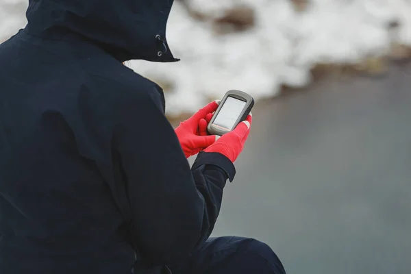 Hand holding a GPS devices with outdoor background — Stock Photo, Image