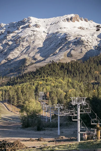 Kabinenbahn in den Bergen im Herbst. Konzept bereitet Skigebiete auf die Wintersaison vor — Stockfoto