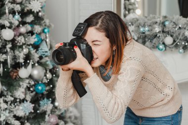 Fotoğrafçı kadın bir fotoğraf çekimi ile profesyonel photoc yapma