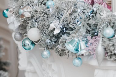 Yeni yıl ağacı süsle yapay frost ile