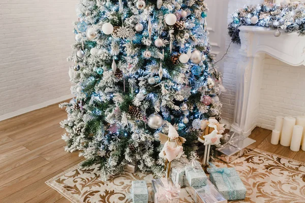 Chambre de Noël décorée avec beau sapin et coffrets cadeaux — Photo