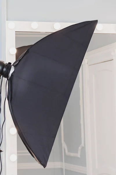 Один студийный фонарь с полосатыми ящиками на штативе — стоковое фото