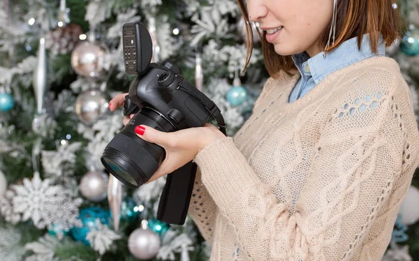 Fotógrafa mujer haciendo una sesión de fotos con fotografía profesional —  Fotos de Stock