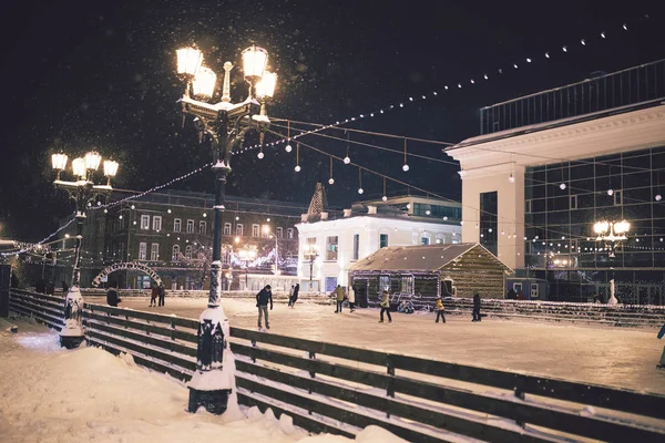 UFA, RUSSIA - 18 DECEMBER 2016: ice skating rink on a square at — Stock Photo, Image