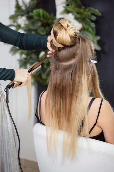 Peluquería trabajando en el salón de estudio de belleza, haciendo estilo de pelo . — Foto de Stock