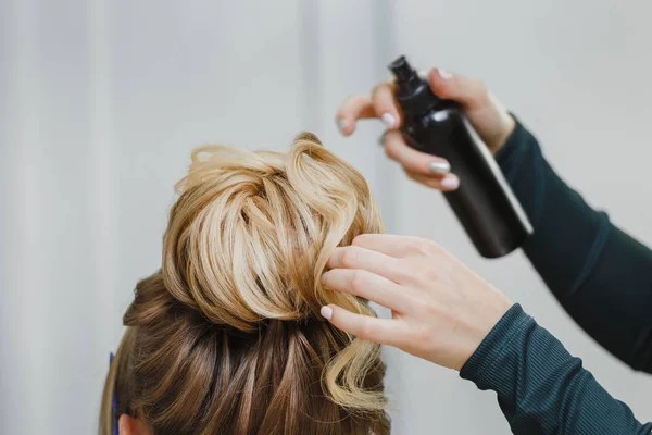 Maître styliste rend la coiffure mariée mariage en utilisant la fixation de laque par pulvérisation — Photo